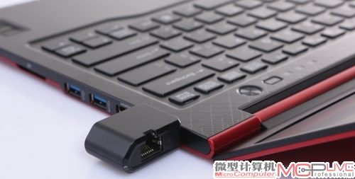 LIFEBOOK U772的厚度注定不能在机身上提供RJ45网络接口，要想连接有线网络，你需要一个专门的转接头。