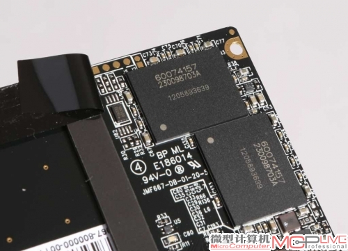 ② SSD部分的闪存颗粒就两颗，来自IM Flash的60074157 NAND。就占地面积来说，还没有PCB板的1/4。技术上来说，WD将SSD部分做得更大更强完全没问题，但产品成本和售价可能会让厂商和消费者都难以接受。