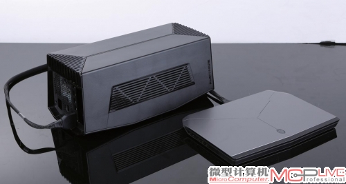 关闭顶盖，再使用随机附送的Alienware定制连接线将其与Alienware 13连接，至此整个安装就完成了。此外，挑选显卡时也需要额外注意，如果安装的显卡太厚会导致关闭顶盖时无法完全扣上。