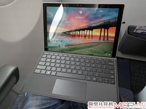 小巧的Surface Pro 4在飞机上使用也很合适，只不过如果用腿部支撑的话会显得比较拘束。